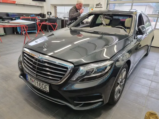 Mercedes triedy S v dielni pri výmene čelného skla